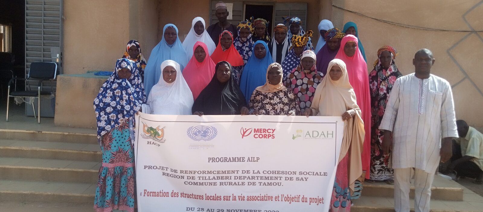 Membres des structures locales de Tamou réunies devant la mairie à l'issue de leur formation