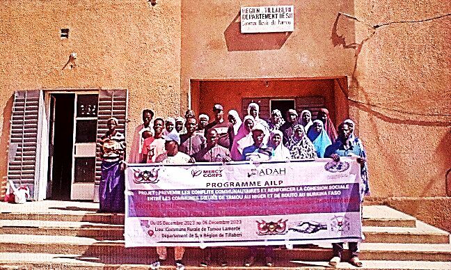 Leaders communautaires du Niger et du Burkina Faso devant la mairie de Tamou