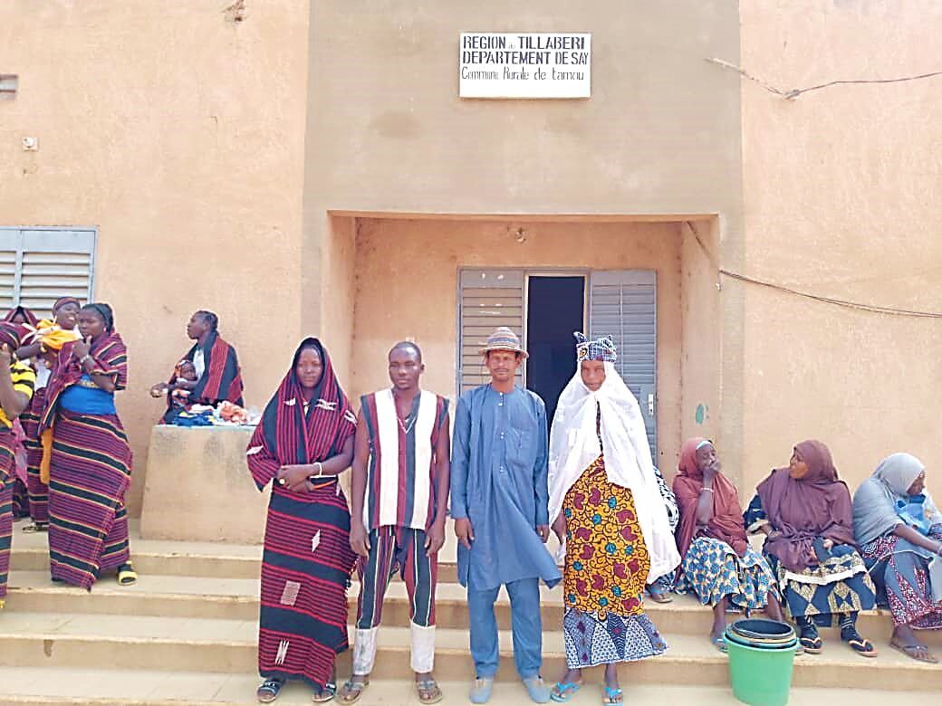 Participants en tenues traditionnelles peules et gourmantchées lors de la rencontre culturelle