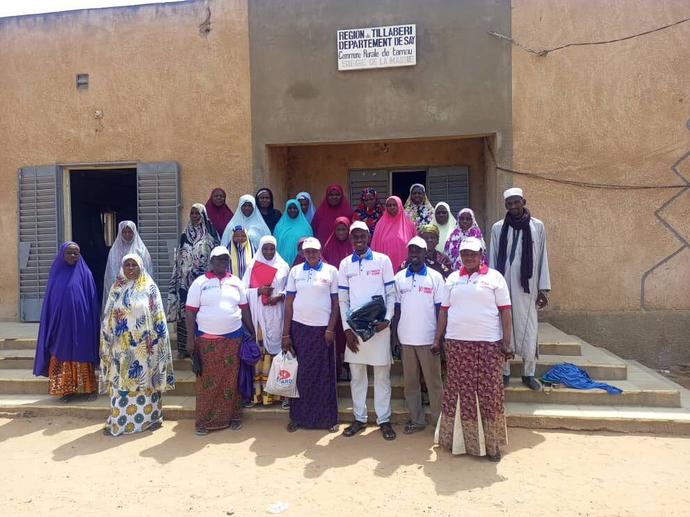 Participantes et équipe du programme AILP devant la mairie de Tamou