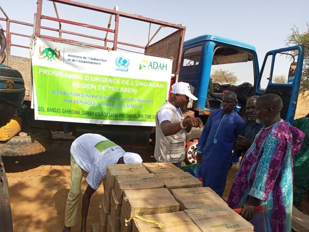 Distribution d'intrants WASH aux sites de déplacés, devant le camion du programme d'urgence